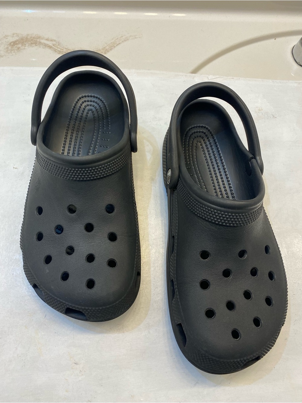 Crocs Classic clogs, women size 9, men’s size 7 good condition